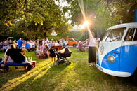 „On Tour“ Opening: Weinausschank am Radweg
