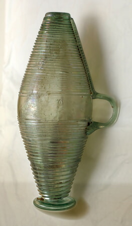 Glasgefäß in Form eines Fasses: Dies ist eine hohe Glasblaskunst. Die Glasmasse war hellgrün und die glasfarbenen Fäden sowie der Henkel sind aufgeschmolzen. Die Glaswand ist erstaunlich dünn.