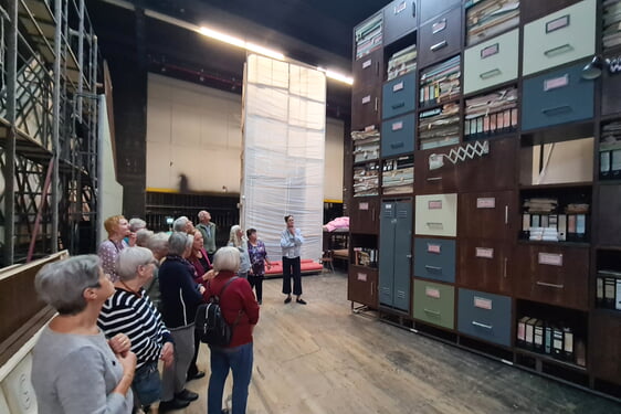 Kulisse für das Theaterstück: „Zum zerbrochenen Krug“