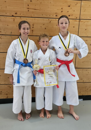 Mia, Emilian und Naemi vom Dhammika Karte Do Kirchheim (von links)