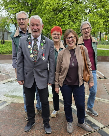 Bernd Krämer als Träges des Ehrenkreuzes in Silber mit weiteren Schützenmitgliedern des SSV Kirchheim