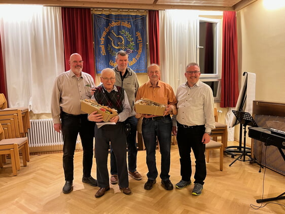Die Jubilare (v.li.) Klaus Liebchen, Hans Engelbrecht, Bernd Liebchen, Erich Lutz und Vorstand Uwe Wallner (Gerhard Mayer fehlt auf dem Bild)