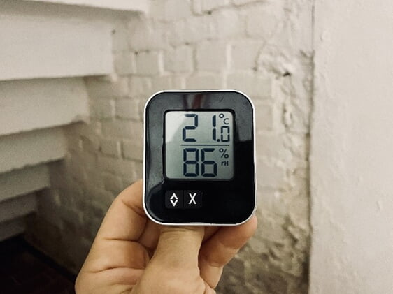 Die Luftfeuchte im Keller kann ganz einfach mithilfe eines Hygrometers im Blick behalten werden