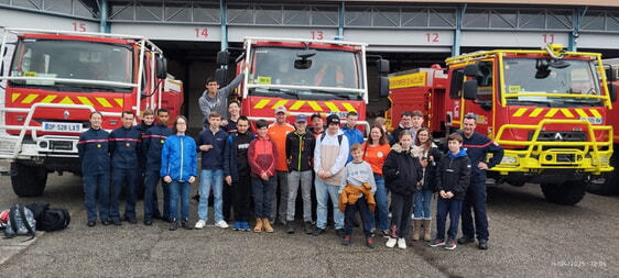 Jugendgruppe in der Feuerwache in Orange