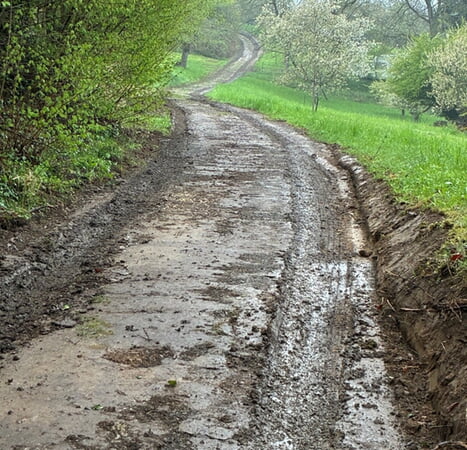 besch&auml;digter Feldweg