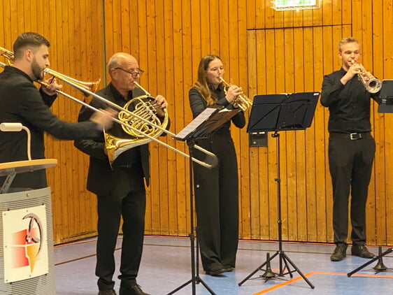 Der gute Klang zu den Feierlichkeiten kam von der Musikschule Bönnigheim unter Leitung von Stadtmusikdirektor Rainer Falk