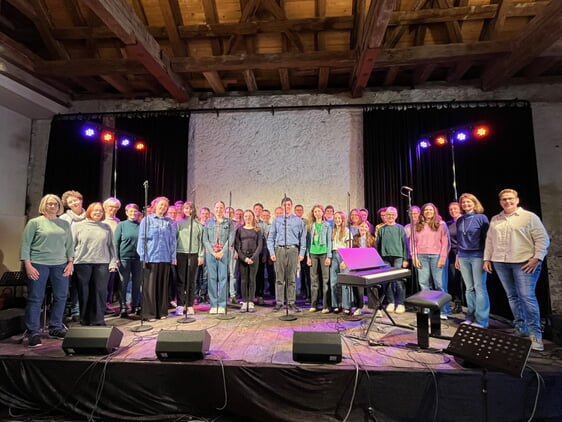Jugendchor und Young Chorporation haben gemeinsam Imagine von John Lennon gesungen.