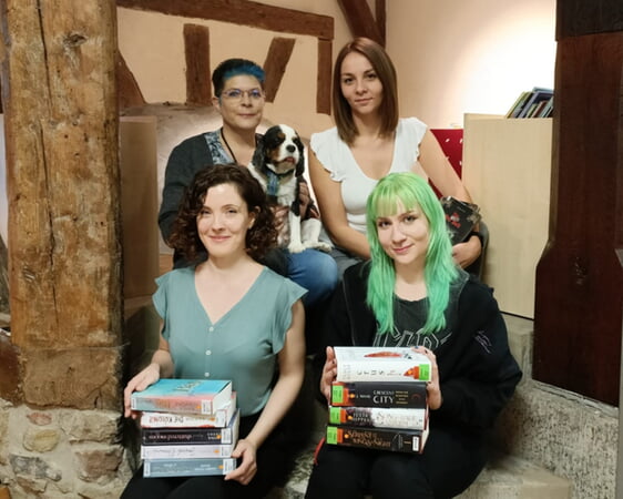 Die Mitarbeiterinnen der B&uuml;cherei. Im Hintergrund v.l.n.r.: Anja Voss und Irina Hermann. Im Vordergrund v.l.n.r.: Sandra Giebeler (Leitung der B&uuml;cherei) und Kaya Falk.