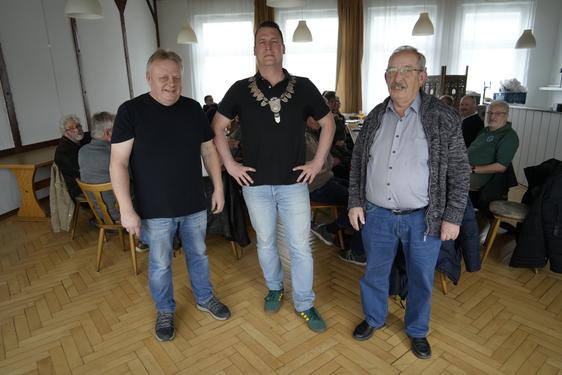 v. l. nach re.: Heinrich Schenk, Fischerk&ouml;nig 2025 Kevin Berger und Martin Mainusch