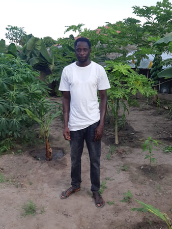 Sedia auf seinem Grundstück mit Nutzpflanzen