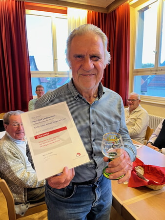 Für 65 Jahre aktives Singen geehrt: Rolf Lauterwasser