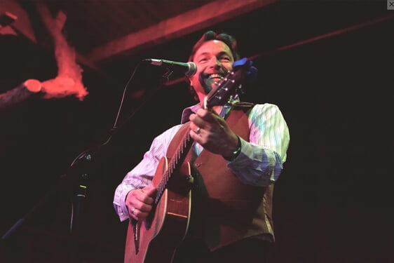Der Singer- und Songwriter Chris Ronald live on Stage