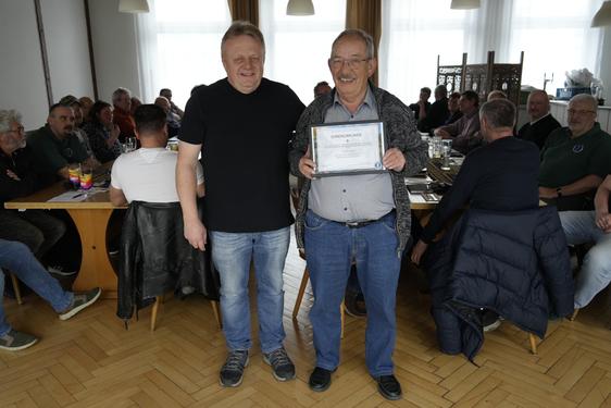 v. l.: Martin Mainusch, Ehrenvorsitzender Heinrich Schenk