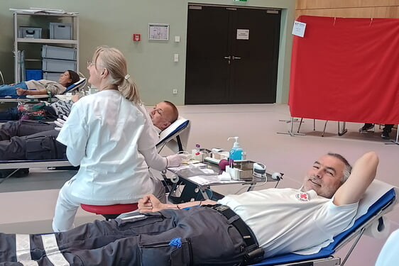 Bereitschaftsmitglieder beim Blutspenden