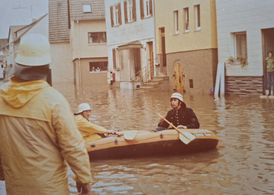 Reinhold Faber beim Hochwasser 1978 in der Hauptstraße