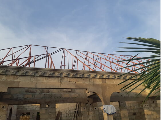 Derzeitiger Stand der Gebäudeerweiterung mit Dachkonstruktion