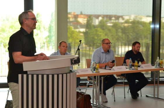 Ingenieur Armin Binder gibt Tipps für die Vorsorge auf dem eigenen Grundstück.