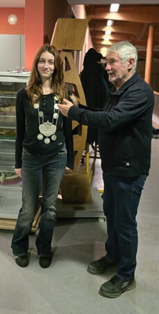 Obersch&uuml;tzenmeister Bernd Kr&auml;mer &uuml;berreicht Sophia Rehl die Sch&uuml;tzenkette