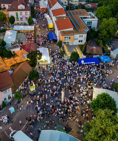 Straßenfest von oben