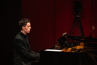 Hochkar&auml;tige Band steht mit der Young Chorporation auf der B&uuml;hne