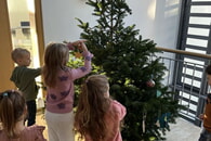 Kindergartenkinder schmücken den Weihnachtsbaum im Rathaus
