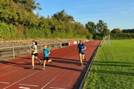 Sportabzeichenabend lockt rund 40 Teilnehmende auf den Sportplatz in Gemmrigheim