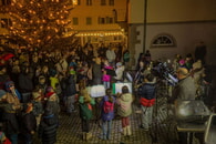 Adventsfenster am Rathaus mit Nikolaus besuch